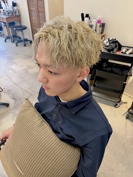 グルームドット(GROOM.) ブリーチ × 波巻きツイストパーマ