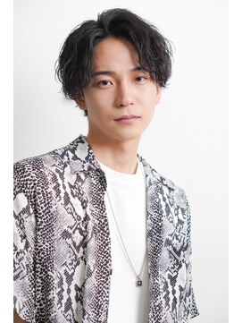 オーシャントーキョー(OCEAN TOKYO) “波巻き束感ショートハイライトツーブロックマッシュ”