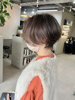 前髪長めの前下がりショート