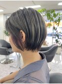 骨格に合わせたショートボブ、立体的ハイライトデザインカラー