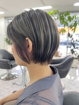 サロンドニケ 骨格に合わせたショートボブ、立体的ハイライトデザインカラー