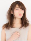 小顔を強調するひし形シルエットのセミディ