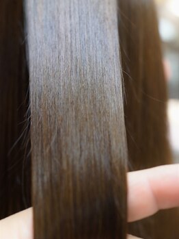 髪質改善ヘアエステサロン エーワックス 綾瀬(A-WAX)の写真/髪の毛にハリとコシが出て、ツヤが蘇ります。思わず何度も髪を触ってしまうほど、なめらかな手触りに♪
