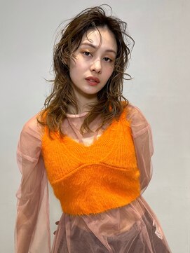 イル(ill) グラデーション ブリーチ ベージュカラー ロング コテ巻き