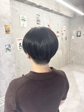 ドアホワイト(door white) グレーブラック×刈り上げショート