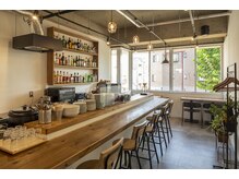 インミーヘアー(in Me.)の雰囲気（カフェやエステサロンが併設したオシャレな複合店舗です。）