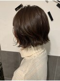 動きのある外ハネミックスボブショコラベージュ