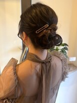 シーン(SCENE)&nbsp;アップバング　ヘアアレンジ　お呼ばれヘア　艶感【天神/今泉】