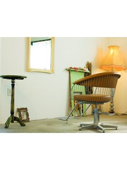 アンティークな雰囲気に囲まれた空間＊ゆったりとした時間の流れる店内でリラックス。