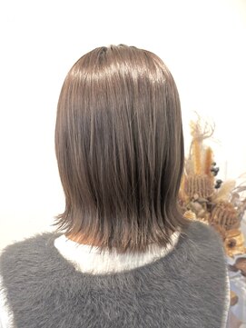 【Isola】グレージュ×外ハネロブ