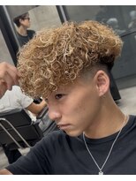 イーラ アメ村店(era)&nbsp;スペインカール　ツイストスパイラル眉カットメンズパーマ