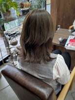 コモレビ(komorebi) 【山本智文】ブリーチなしオリーブベージュくびれレイヤーカット