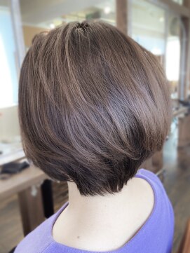 ベッカ(Becca) 前下がりショート