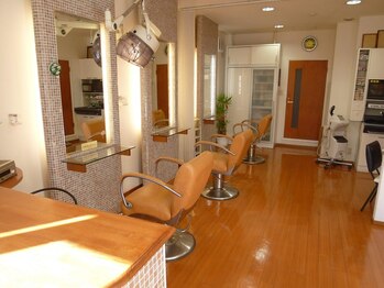 ヘアーアンドフェイス あかしや美容室(HAIR＆FACE)の写真/落ち着いた雰囲気の店内でリラックスタイム♪経験豊富なスタイリストに髪の相談はお任せください！