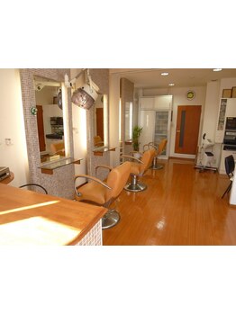 落ち着いた雰囲気の店内でリラックスタイム♪経験豊富なスタイリストに髪の相談はお任せください！