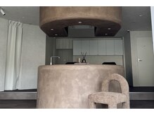 モニュメント イバラ(Monument ibara)の雰囲気(受付/デザイナーさんこだわりのU字カウンター)