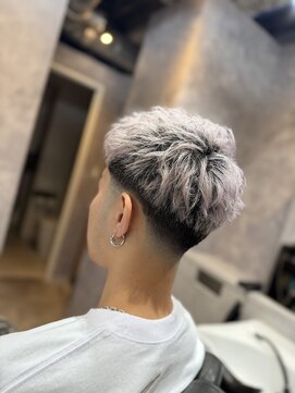 メグロバーバーショップロッポンギ 目黒六(MEGURO BARBER SHOP 6PPONGI) シルバーメッシュ/フェードカット/メンズカラー