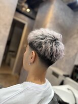 メグロバーバーショップロッポンギ 目黒六(MEGURO BARBER SHOP 6PPONGI) シルバーメッシュ/フェードカット/メンズカラー