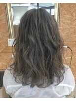 ハグ(Hug)&nbsp;[Hug][鹿沼]フォギーベージュのランダムウェーブ＊ミディ＊