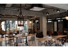 エントランスにはソファー☆ご来店からカウンセリングまでゆったりくつろげるリラックス空間☆