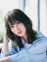 透けるダークグレージュ×軽やかレイヤーミディ
