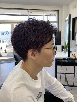 ワン(One) レッドカラー、スパイラルパーマ、ツーブロック