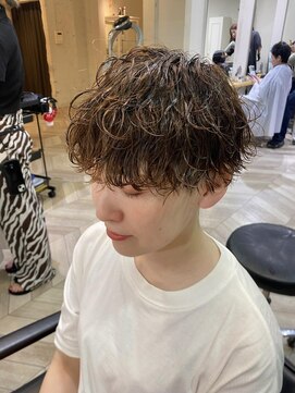 エル(EL by green) 《tomi》刈り上げショート×波巻きパーマ