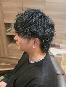 レベンディス(LEVENDIS)の写真/大人のメンズパーマで、男らしさを格上げ！髪質や骨格に合わせて、あなたに一番似合うスタイルをご提案。