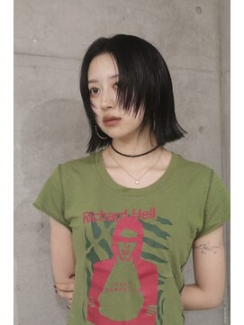 オーオシカシカスペース(OOO YY Space) 切りっぱなしボブと顔まわりレイヤーでモードでストリートな暗髪