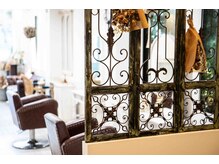 ヘアーサロン ラ シュシュ(HAIR SALON La chou chou)の雰囲気（オシャレなアンティーク調の店内は、居心地の良さも◎）