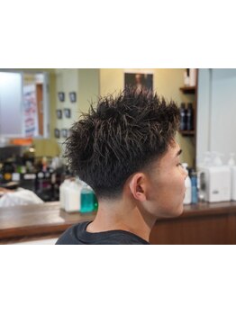 ビジネスシーン、プライベートシーンでメリハリのあるスタイルもお任せ。クラシックなスタイルも人気。