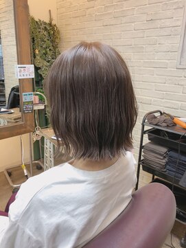 ユーリ(juli) グレージュ切りっぱなしボブ