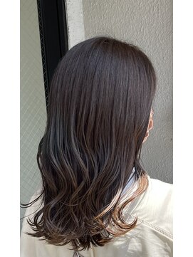 フー(feu) 暗めベージュカラー。