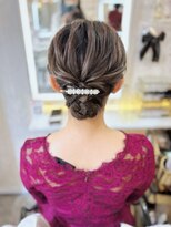 アトリエビューティーアミュ(atelier beauty AmU) 結婚式 二次会 お呼ばれ ゆるふわアップスタイル×パールピン