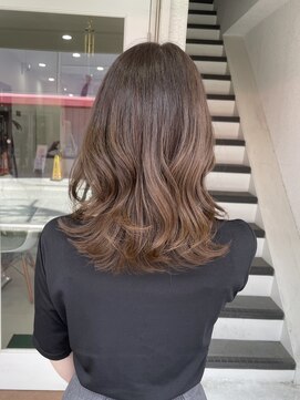 アンダーバーホワイト 阪神西宮店(_WHITE) 動きのあるミディアムレイヤー ナチュラルブラウン