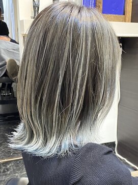 アルファ(alpha) 外ハネボブ/美髪/ワイドバング/ホワイトブロンド/イメチェン