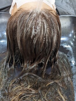 髪のお悩みは頭皮から！髪本来の輝きを取り戻す天然水を使ったヘッドスパでダメージ改善と癒しの時間を♪