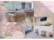 白を基調とした落ち着いた店内