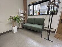 ソファ(Sofa.)の雰囲気（緑を基調とした店内でゆったりくつろげます♪）