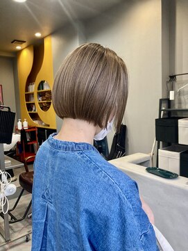 ダニーコウベ(Danny kobe) ミニボブにグレージュカラー