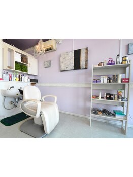白を基調とした清潔感のある店内でリラックスしてお過ごし下さい♪あなただけの特別なサロンタイムを。