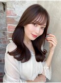 後れ毛が可愛い顔周りハイレイヤーロングチェリーブラウン