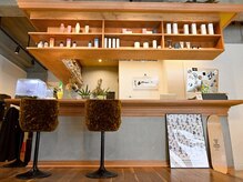 ダブル(W)の雰囲気（待ち席のカウンター）