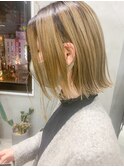 切りっぱなしボブ、外ハネ、グラデーションカラー、ベージュ