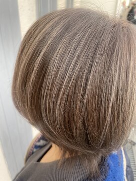 ジィップクリニカ(Zip clinica) ナチュラルな白髪ぼかしハイライト 担当近森