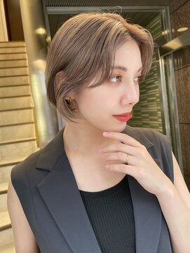 トルネード(TORNADO) 海外ヘア ハイトーン耳掛けボブ プラチナブロンド A0705　表参道