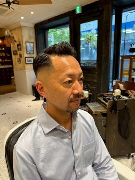 ルドローブラントオオサカ(LUDLOW BLUNT Osaka) 【LUDLOW　BLUNT】フェードカット　バーバーヘア　サイドパート