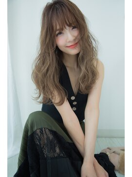 クラウン ヘアー(CLOWN hair) カーキベージュと巻き髪で、雰囲気のある女性に。