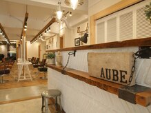 オーブ ヘアー アトリエ 長崎店(AUBE HAIR atelier)の雰囲気（開放感のある明るい店内で、くつろぎの時間をお過ごしください。）