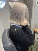 ホワイトベージュ切りっぱなしボブ顔まわり小顔カットベージュ